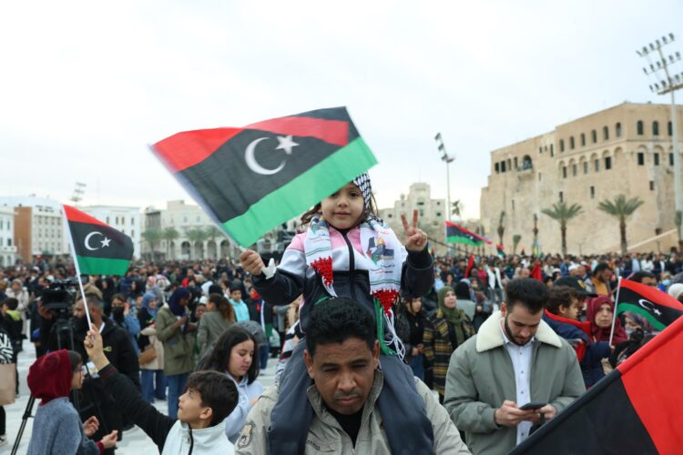 Foto del 17 de febrero de 2025 en Trípoli (Libia), donde un niño agitaba una bandera de Libia en una marcha para conmemorar el 14º aniversario del levantamiento contra el dictador Muamar el Gadafi en 2011. EFE/EPA/STRINGER 76806