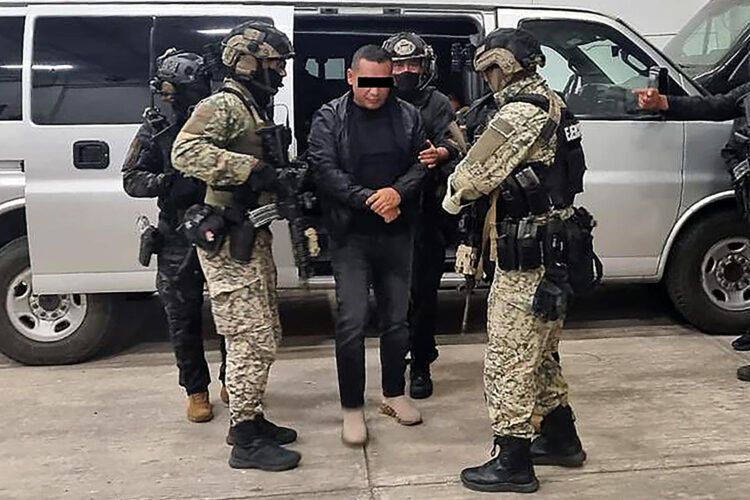 Fotografía tomada de la cuenta oficial en X @OHarfuch del secretario de Seguridad y Protección Ciudadana, Omar García Harfuch, que muestra a integrantes del Ejército custodiando a Iván Cazarín Molina (c), alias 'El Tanque'. EFE/ @OHarfuch /SOLO USO EDITORIAL NO VENTAS/ SOLO DISPONIBLE PARA ILUSTRAR LA NOTICIA QUE ACOMPAÑA (CRÉDITO OBLIGATORIO) MÁXIMA CALIDAD DISPONIBLE