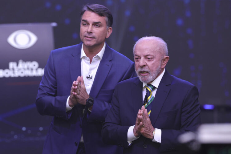 Fotografía del 18 de octubre de 2026 que muestra al presidente de Brasil y candidato a la reelección, Luiz Inácio Lula da Silva (d), y al opositor Flávio Bolsonaro, durante el primer debate de cara a la segunda vuelta de las elecciones presidenciales, en la sede de Rede Bandeirantes en Sao Paulo (Brasil). Brasil acude a las urnas dividido y en un clima de creciente tensión. Lula da Silva, afronta una difícil batalla por la reelección y necesita remontar, mientras que Flávio Bolsonaro busca ampliar la inesperada ventaja que obtuvo en la primera vuelta. EFE/ Sebastiao Moreira