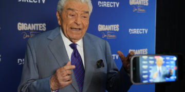 Don Francisco vuelve al estudio de ‘Sábado Gigante’ para unir el ayer y el hoy
