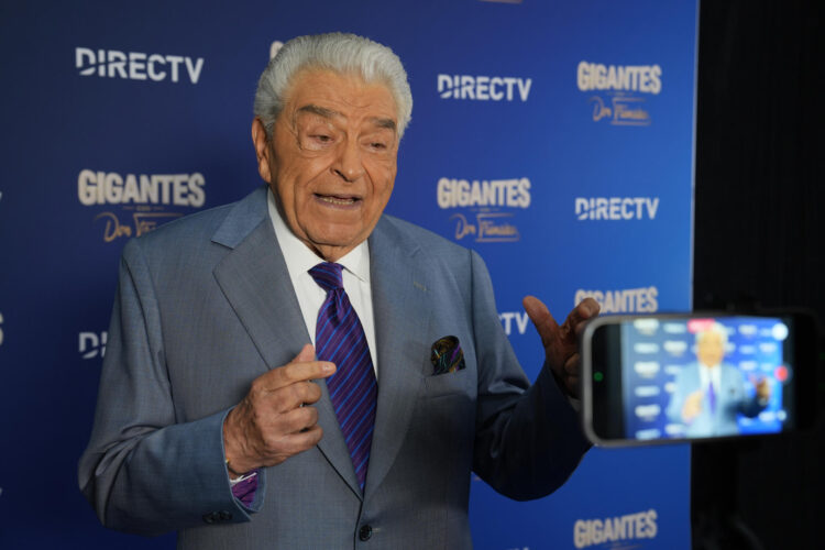 Fotografía del 28 de septiembre del 2026 que muestra al popular presentador chileno Don Francisco hablando durante una entrevista con EFE, en Miami (EE.UU.). EFE/ Alberto Boal