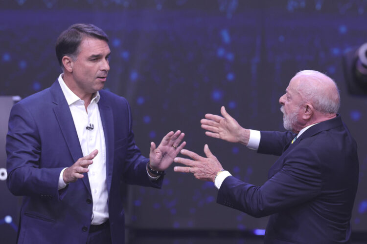 Fotografía del 18 de octubre de 2026 del presidente de Brasil y candidato a la reelección, Luiz Inácio Lula da Silva (d), y el opositor Flávio Bolsonaro discutiendo durante el primer debate de cara a la segunda vuelta de las elecciones presidenciales en Sao Paulo (Brasil). EFE/ Sebastiao Moreira