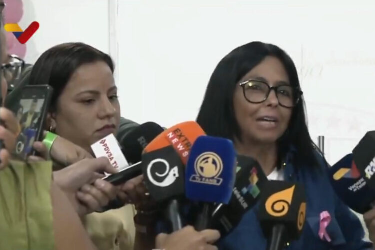 Captura de pantalla tomada del Canal estatal VTV de Venezuela, que muestra a la presidenta encargada de Venezuela, Delcy Rodríguez, hablando durante una rueda de prensa, donde dijo que la líder opositora María Corina Machado pudo evitar hacer un "show" a su regreso al país suramericano, donde fue recibida por miles de seguidores que salieron a las calles para celebrar su retorno. EFE/ Canal estatal VTV