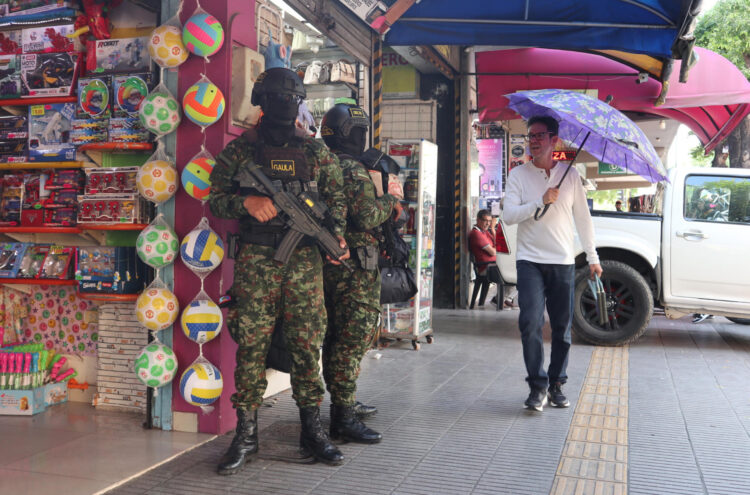 Integrantes del Ejército Nacional de Colombia patrullan una calle tras una orden del presidente de Colombia, Abelardo de la Espriella, de militarizar la ciudad de Cúcuta (Colombia). EFE/ Mario Caicedo