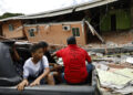 Pueblo cercano al epicentro del terremoto en Panamá amenace orando a la espera de ayuda