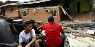 Pueblo cercano al epicentro del terremoto en Panamá amenace orando a la espera de ayuda