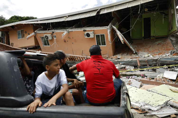 Personas observan este domingo los daños en casas ocasionados por el terremoto de magnitud 7,7 ocurrido el viernes en Tonosí (Panamá). EFE/ Bienvenido Velasco