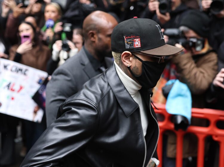 El cantante estadounidense Chris Brown a su llegada al tribunal de Southwark, en Londres. EFE/EPA/NEIL HALL