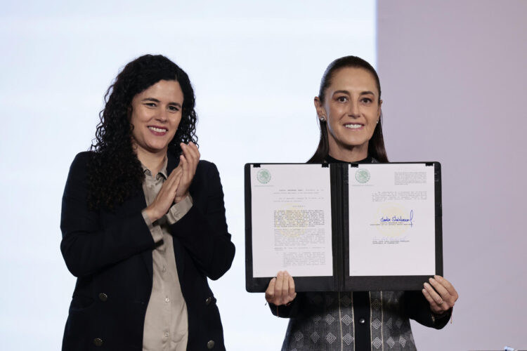 La presidenta de México, Claudia Sheinbaum (d) y la consejera jurídica de la Presidencia, Luisa María Alcalde (i), posan durante una rueda de prensa, en el Palacio Nacional de Ciudad de México (México). EFE/ José Méndez