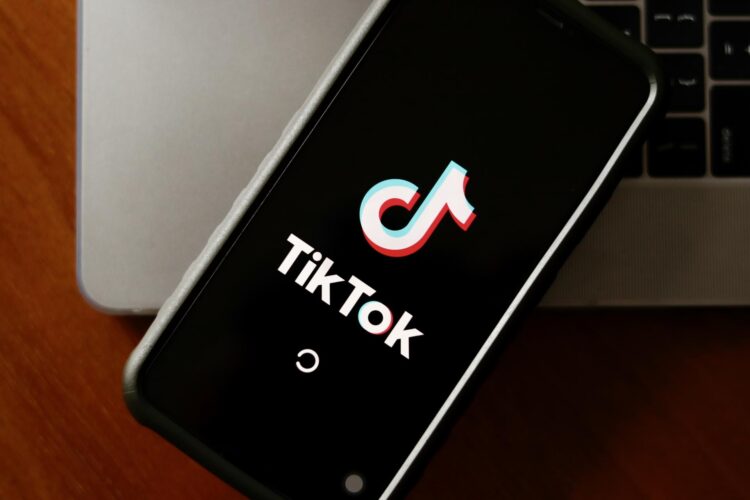 El logo de TikTok aparece en la pantalla de un teléfono móvil, en una imagen de archivo tomada en Taipéi (Taiwán) el 6 de diciembre de 2022. EFE/EPA/RITCHIE B. TONGO