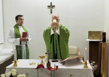 León XIV recibe el alta hospitalaria y regresará al Vaticano esta tarde