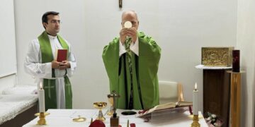 León XIV recibe el alta hospitalaria y regresará al Vaticano esta tarde