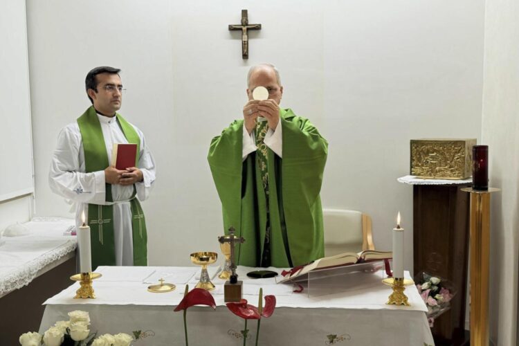 El papa León XIV celebrando misa en la sala habilitada en la décima planta del Policlínico Gemelli de Roma, Italia, el 16 de octubre de 2026. EFE/EPA/VATICAN MEDIA PRESS OFFICE / HANDOUT HANDOUT EDITORIAL USE ONLY/NO SALES