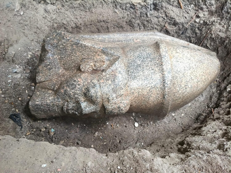 El Ministerio de Turismo y Antigüedades egipcio ha descubierto dos estatuas colosales que podrían pertenecer al rey Ramsés II, así como un bloque de granito rosa con inscripciones jeroglíficas al norte de El Cairo, después de que un ciudadano informara a las autoridades sobre el hallazgo en su propiedad. En la imagen, cabeza de estatua. EFE/ Ministerio de Antiguedades y Turismo egipcio // SOLO USO EDITORIAL/SOLO DISPONIBLE PARA ILUSTRAR LA NOTICIA QUE ACOMPAÑA (CRÉDITO OBLIGATORIO)