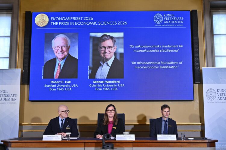 (de izq. a der.) El miembro del comité del Nobel John Hassler, su presidenta Ellen Moons y el miembro del comité Timo Boppart anuncian a los galardonados con el Premio Sveriges Riksbank de Ciencias Económicas en Memoria de Alfred Nobel durante una conferencia de prensa en la Real Academia Sueca de Ciencias en Estocolmo. EFE/EPA/ANDERS WIKLUND SWEDEN OUT