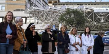 El papa muestra «una mejoría constante» y recupera autonomía tras su operación de pulmón