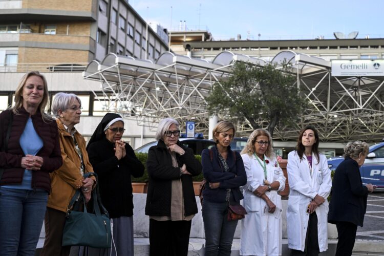 Creyentes rezan ante el hospital Gemelli de Roma, donde está ingresado el papa León XIV. EFE/EPA/RICCARDO ANTIMIANI