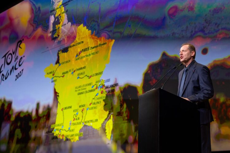 El director general del Tour de Francia, Christian Prudhomme, desvela el mapa de las etapas durante la presentación de la carrera de 2027. EFE/EPA/CHRISTOPHE PETIT TESSON
