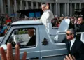 El papa retomó las audiencias y se subió al papamóvil tras su operación