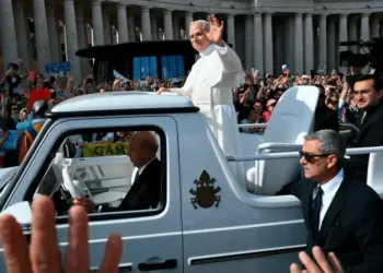 El papa retomó las audiencias y se subió al papamóvil tras su operación