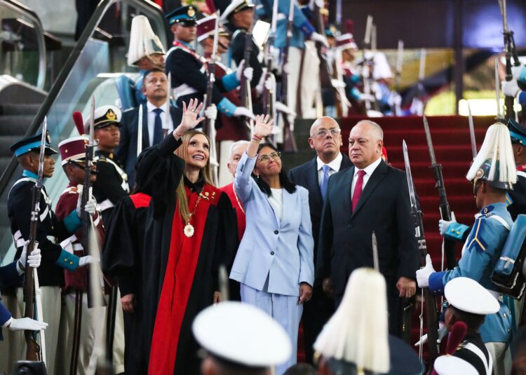 Caryslia Rodríguez, presidenta del TSJ, es una militante declarada del PSUV y convalidó el fraude de las presidenciales del 28 de julio de 2024. En la foto, aparece junto a Delcy Rodríguez, Jorge Rodríguez y Diosdado Cabello | Foto: Prensa Miraflores / AFP